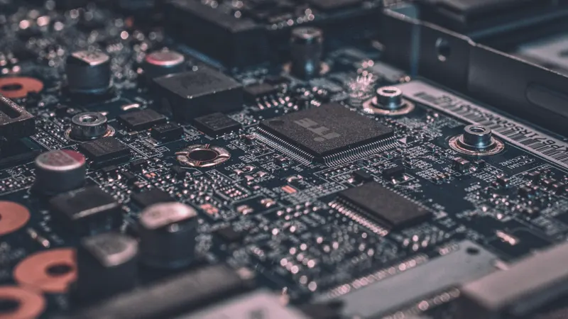 Procesador y circuitos que representan herramientas de inteligencia artificial